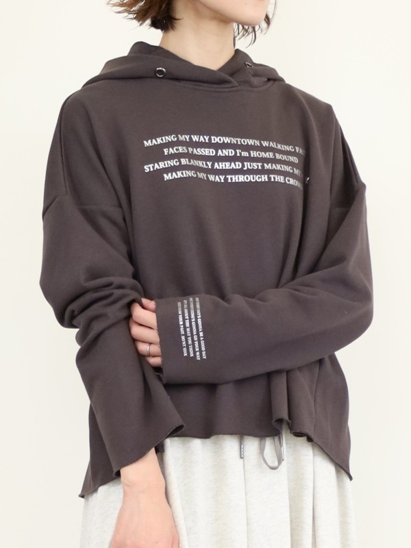 【ayane】裏毛後ろタック箔ロゴパーカー