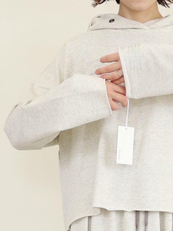 【ayane】裏毛後ろタック箔ロゴパーカー