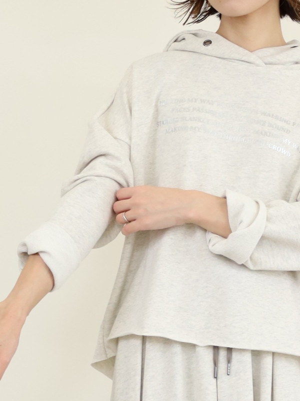 【ayane】裏毛後ろタック箔ロゴパーカー
