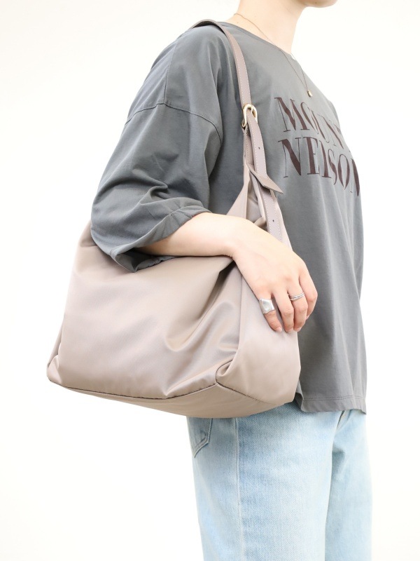 【VIOLA'dORO】ワンショルダーナイロンバッグ