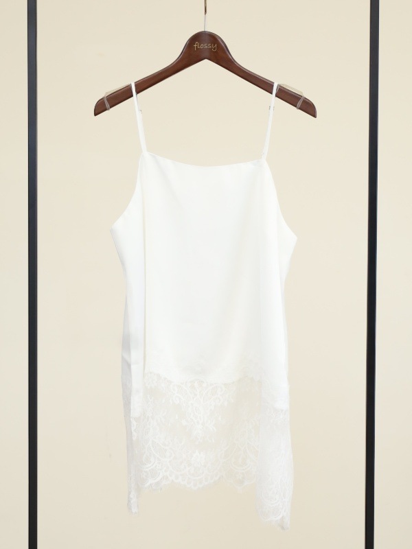 【Un carnet】裾レースキャミソール ：4月初旬お届け