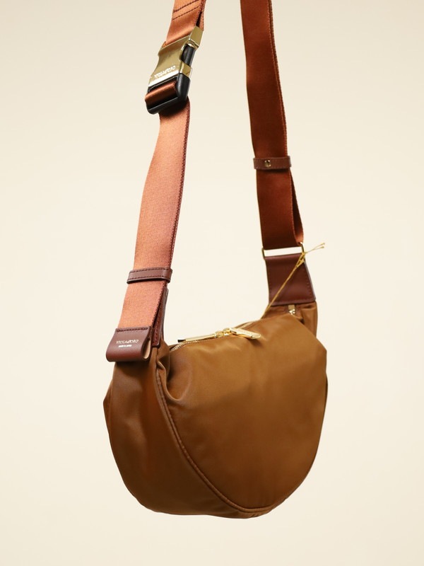 【VIOLA'dORO】半月型ナイロンボディバッグ