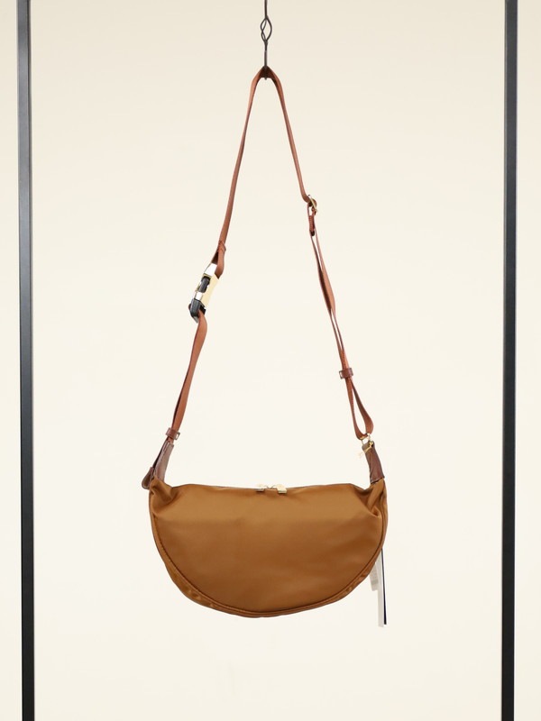 【VIOLA'dORO】半月型ナイロンボディバッグ