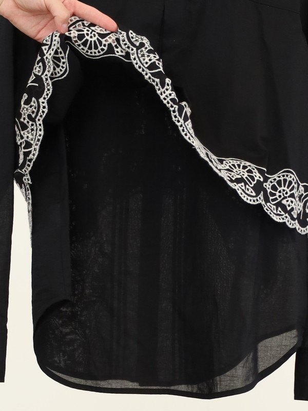 【trois】刺繍コットンボイルフラップブラウス