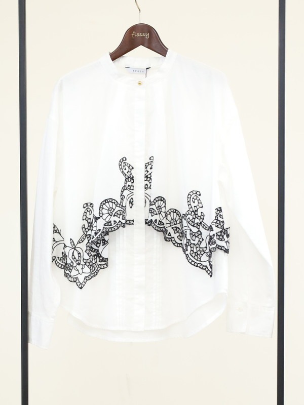 【trois】刺繍コットンボイルフラップブラウス