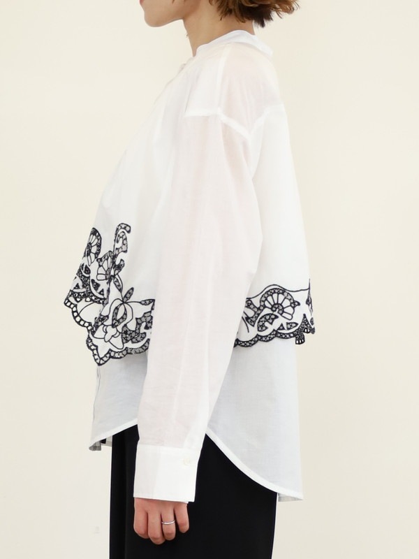 【trois】刺繍コットンボイルフラップブラウス