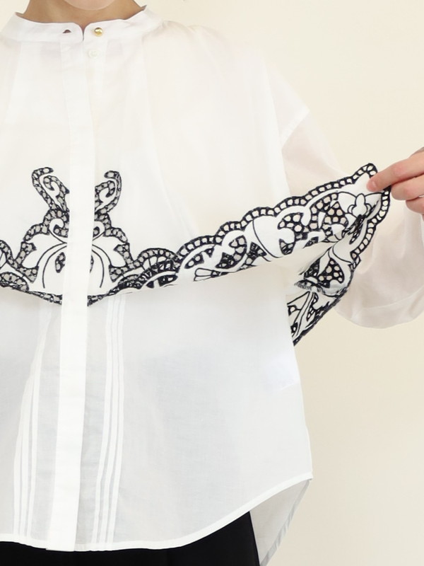 【trois】刺繍コットンボイルフラップブラウス