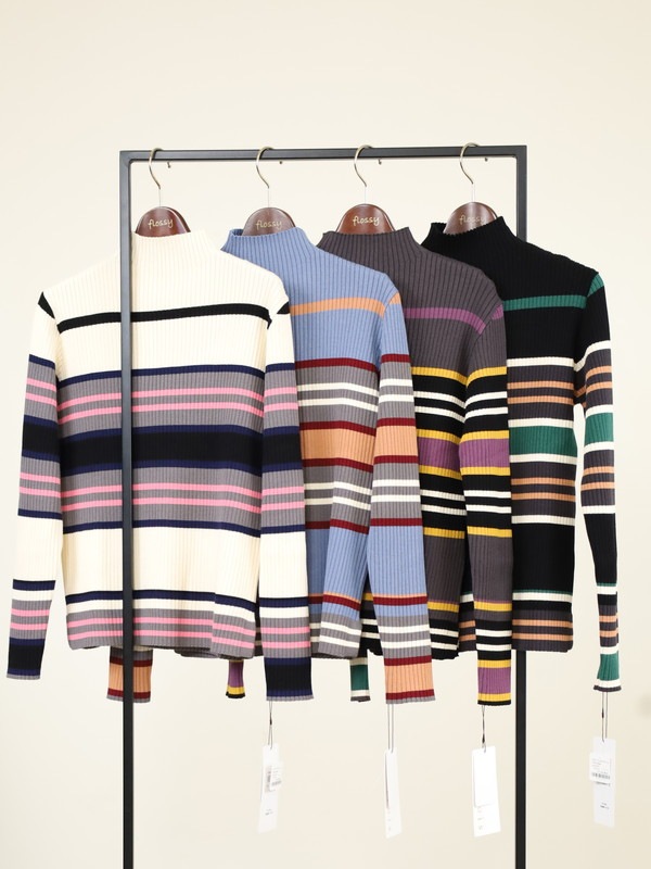 【trois】マルチボーダーハイネックリブニット