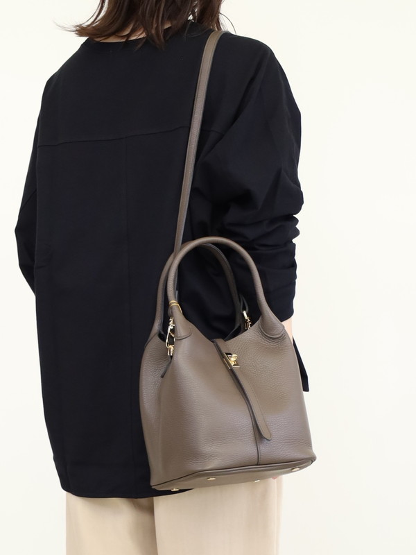 【VIOLA'dORO】 WフェイスレザーターンロックトートBAG