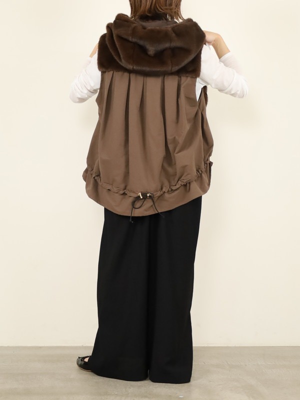 【trois】エコファー後ろタフタフードジレ