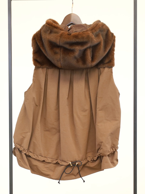 【trois】エコファー後ろタフタフードジレ