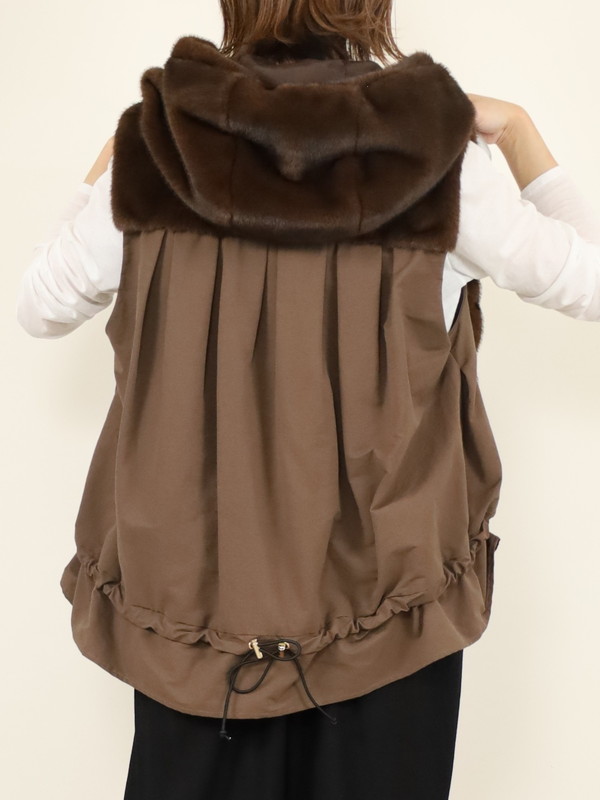 【trois】エコファー後ろタフタフードジレ