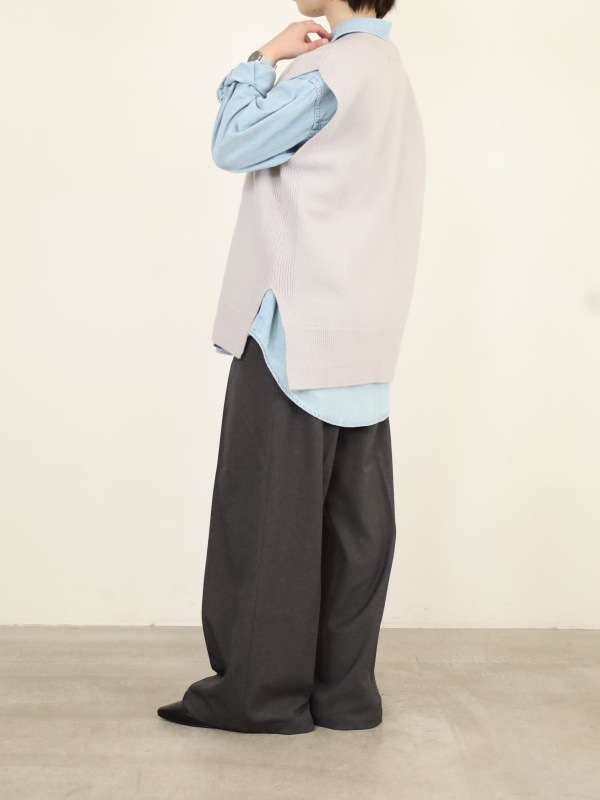 【Emmaculate】サイドスリットVネックベスト