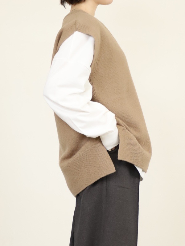 【Emmaculate】サイドスリットVネックベスト