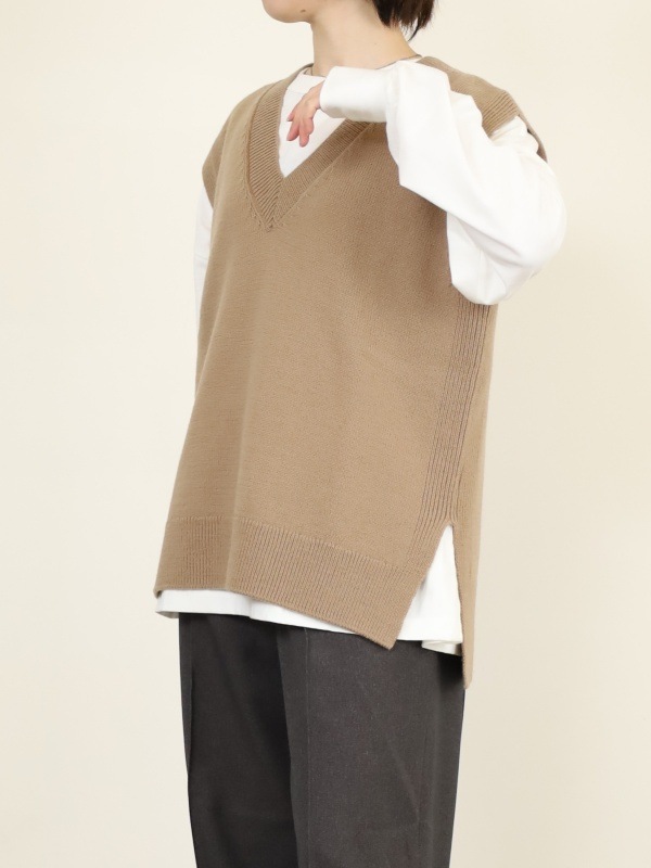 【Emmaculate】サイドスリットVネックベスト
