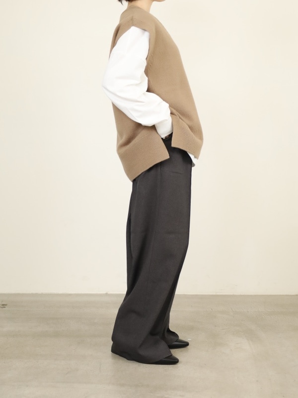 【Emmaculate】サイドスリットVネックベスト