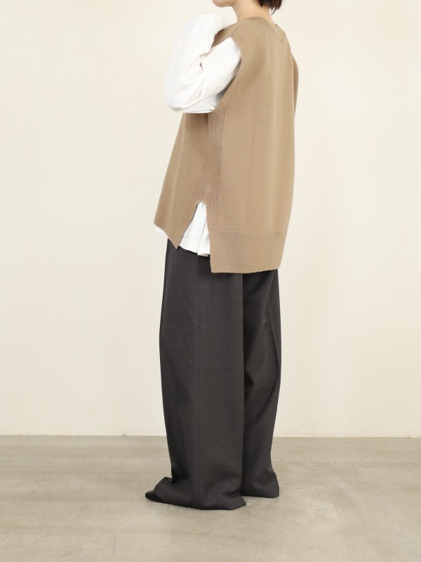 【Emmaculate】サイドスリットVネックベスト