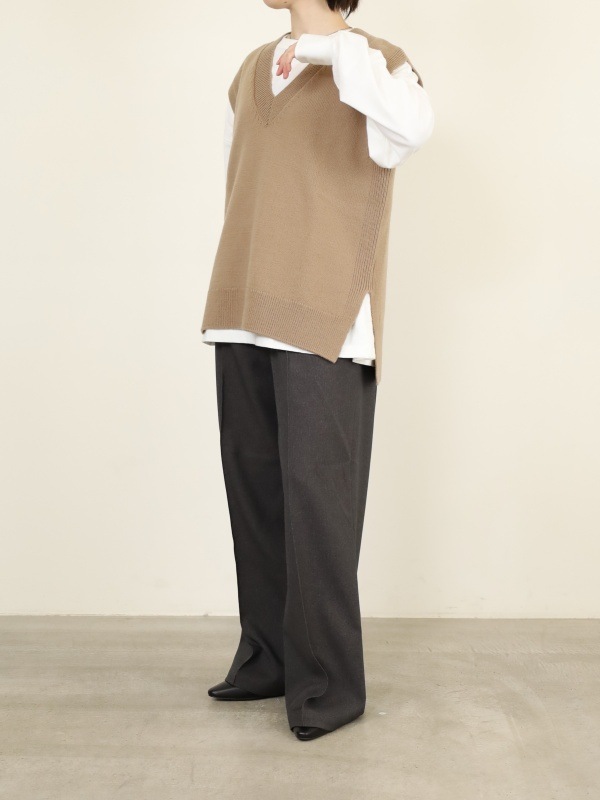 【Emmaculate】サイドスリットVネックベスト