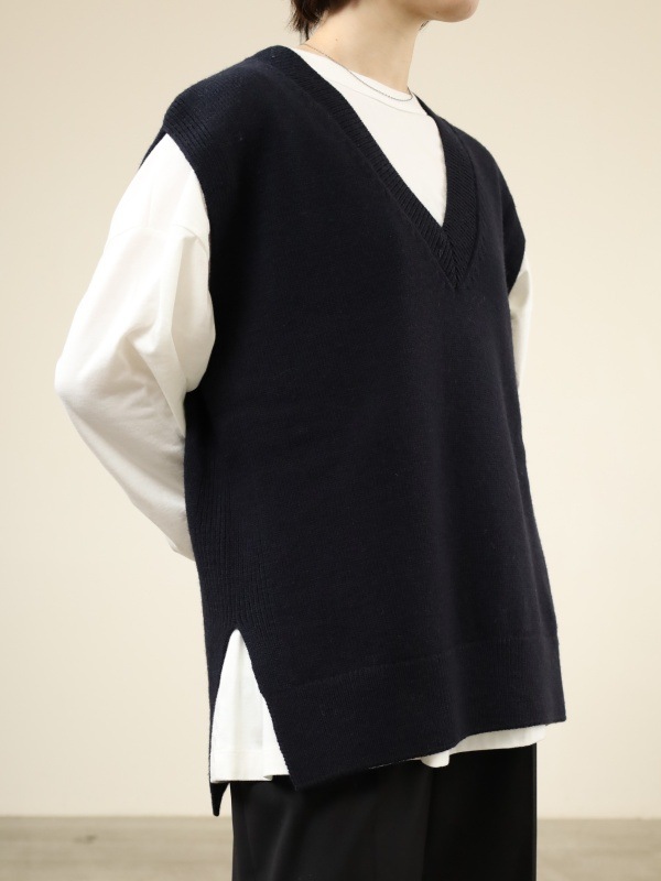 【Emmaculate】サイドスリットVネックベスト