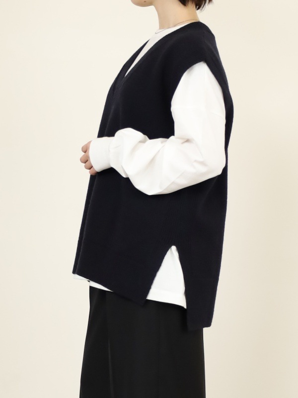 【Emmaculate】サイドスリットVネックベスト