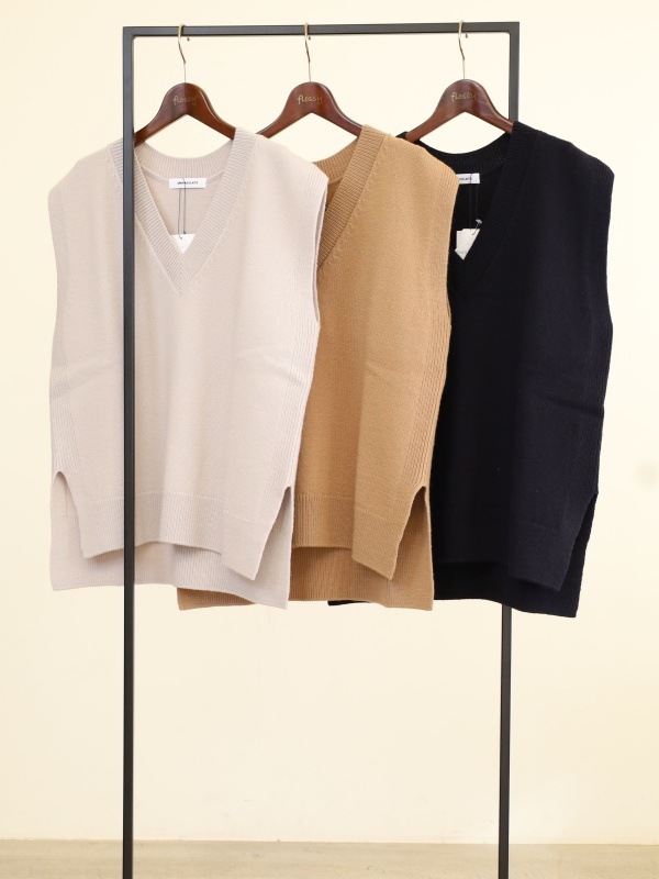 【Emmaculate】サイドスリットVネックベスト