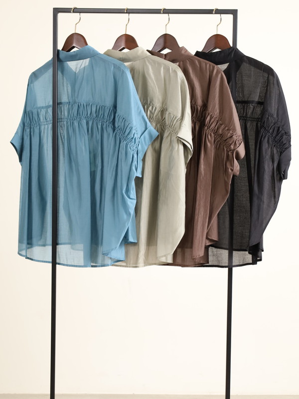 【Un carnet】後ろギャザー半袖シアーシャツ