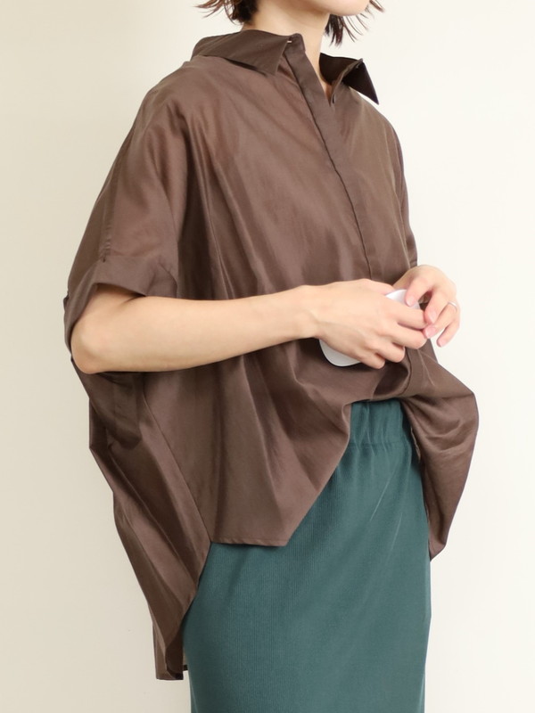 【Un carnet】後ろギャザー半袖シアーシャツ