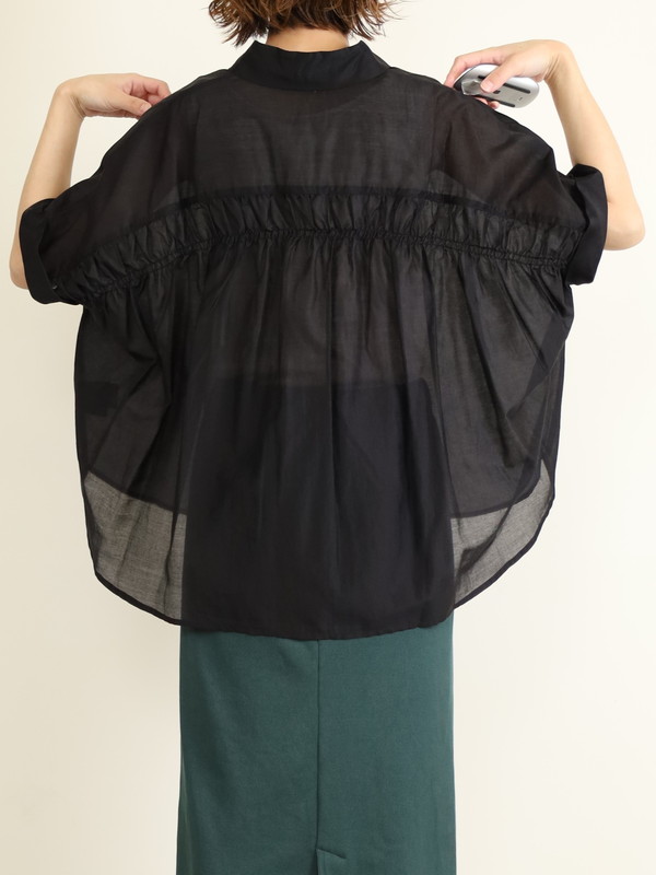 【Un carnet】後ろギャザー半袖シアーシャツ