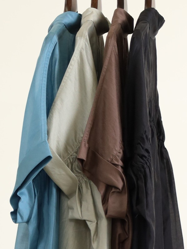 【Un carnet】後ろギャザー半袖シアーシャツ