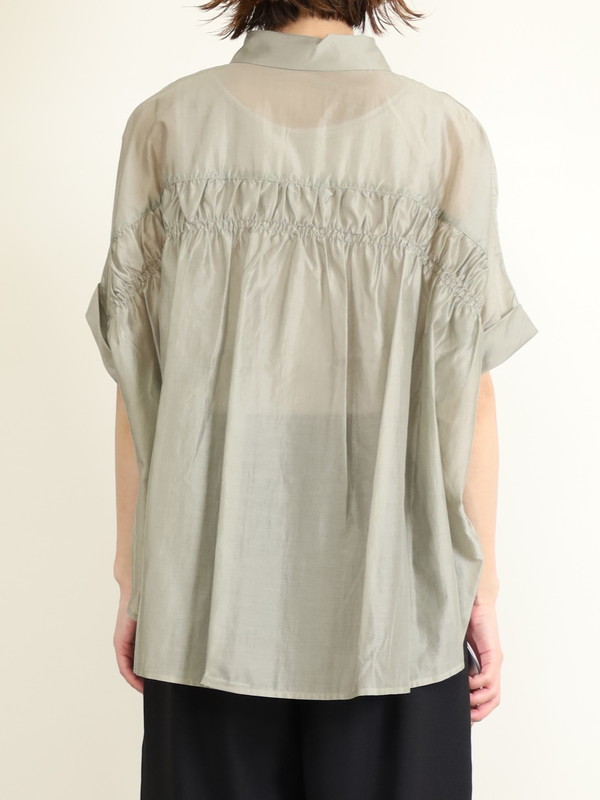 【Un carnet】後ろギャザー半袖シアーシャツ