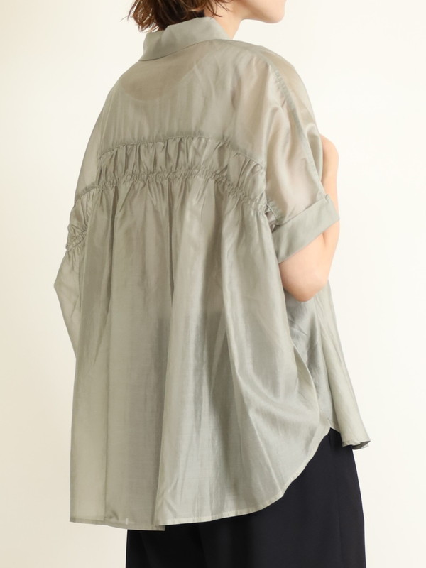 【Un carnet】後ろギャザー半袖シアーシャツ