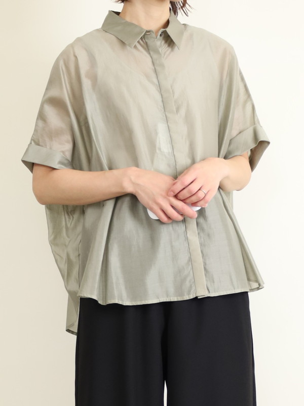 【Un carnet】後ろギャザー半袖シアーシャツ