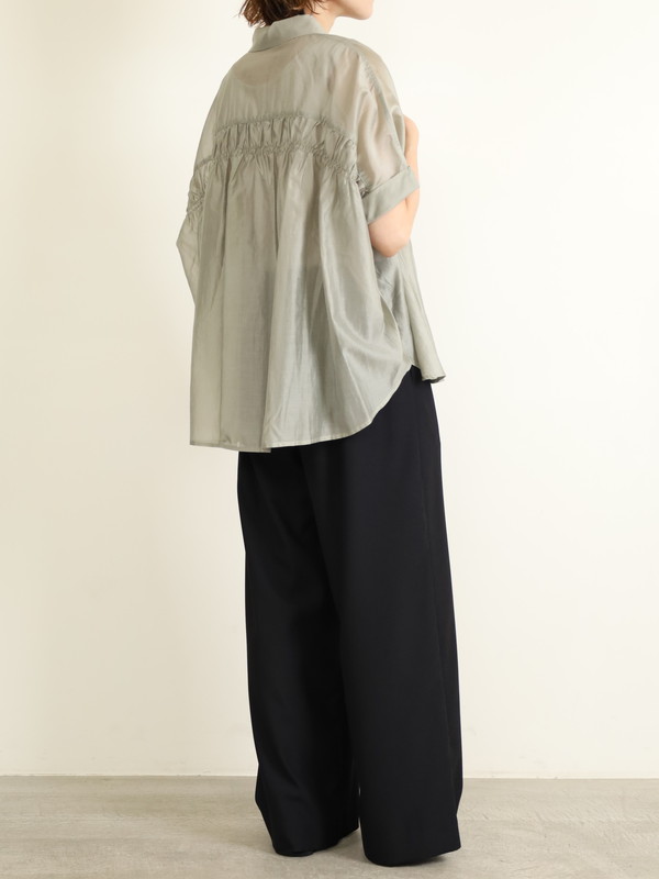 【Un carnet】後ろギャザー半袖シアーシャツ