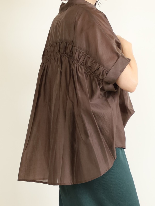 【Un carnet】後ろギャザー半袖シアーシャツ