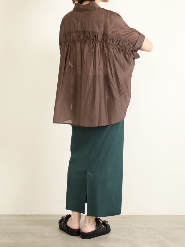 【Un carnet】後ろギャザー半袖シアーシャツ