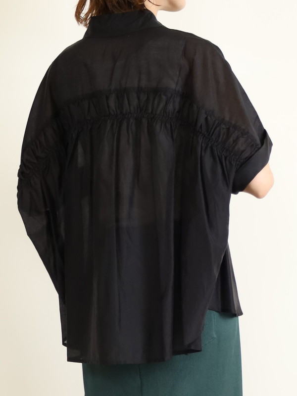 【Un carnet】後ろギャザー半袖シアーシャツ