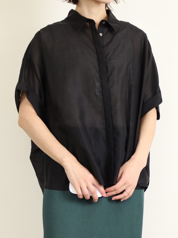 【Un carnet】後ろギャザー半袖シアーシャツ