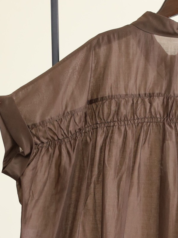 【Un carnet】後ろギャザー半袖シアーシャツ