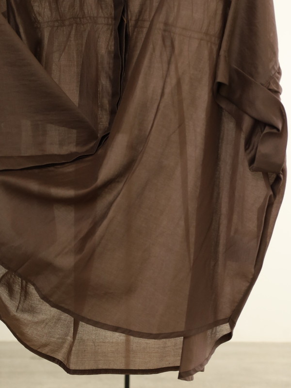 【Un carnet】後ろギャザー半袖シアーシャツ