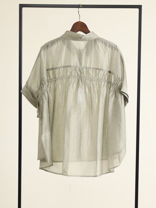 【Un carnet】後ろギャザー半袖シアーシャツ