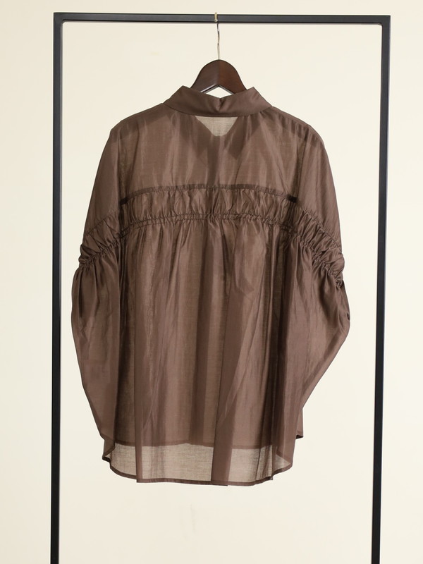 【Un carnet】後ろギャザー半袖シアーシャツ