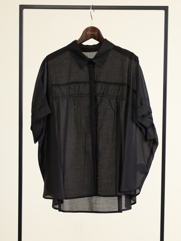 【Un carnet】後ろギャザー半袖シアーシャツ