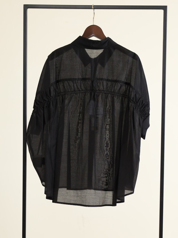 【Un carnet】後ろギャザー半袖シアーシャツ