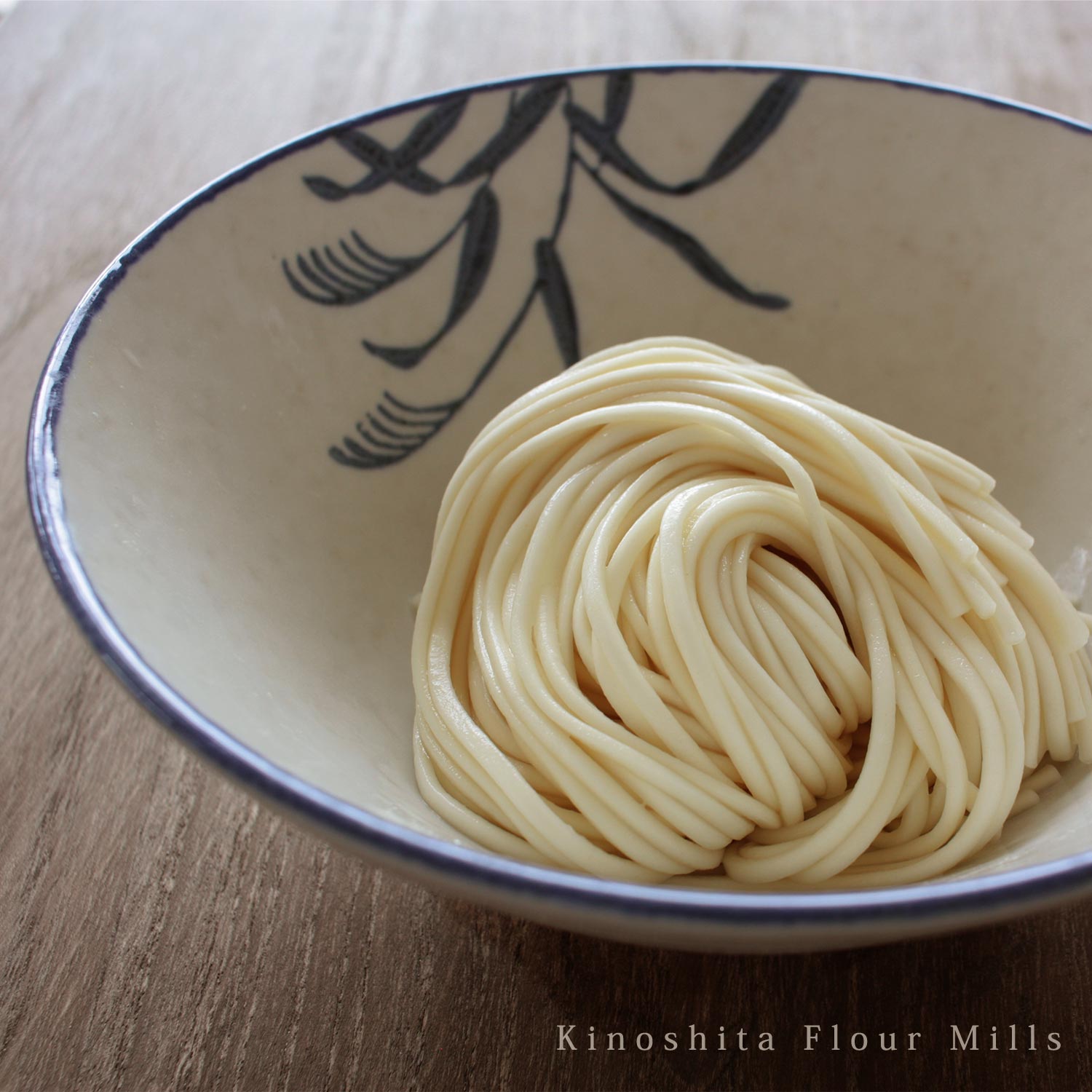 さぬき細うどん　(国産小麦 100% 使用)
