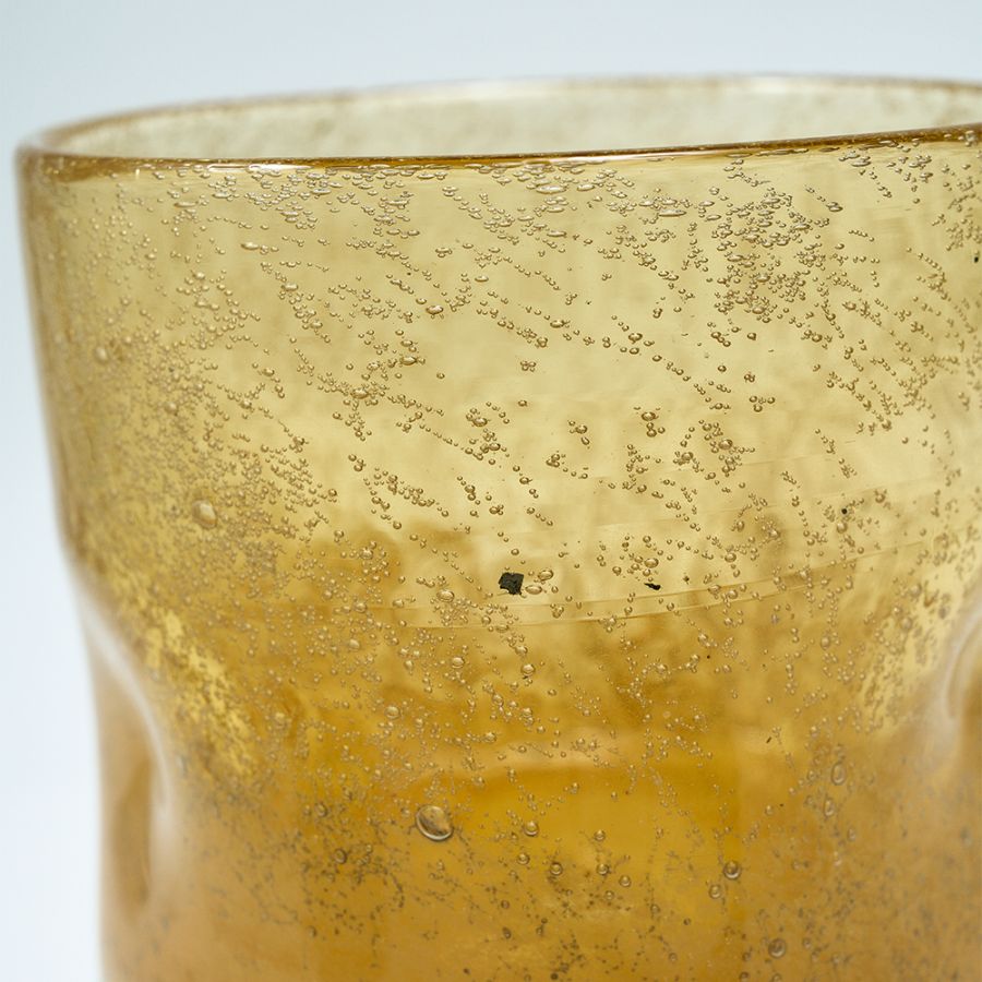 ガラス製品の製造工程上、表面にごく小さな黒点が入る場合がございます。一点一点の風合いとしてお楽しみいただければ幸いです。