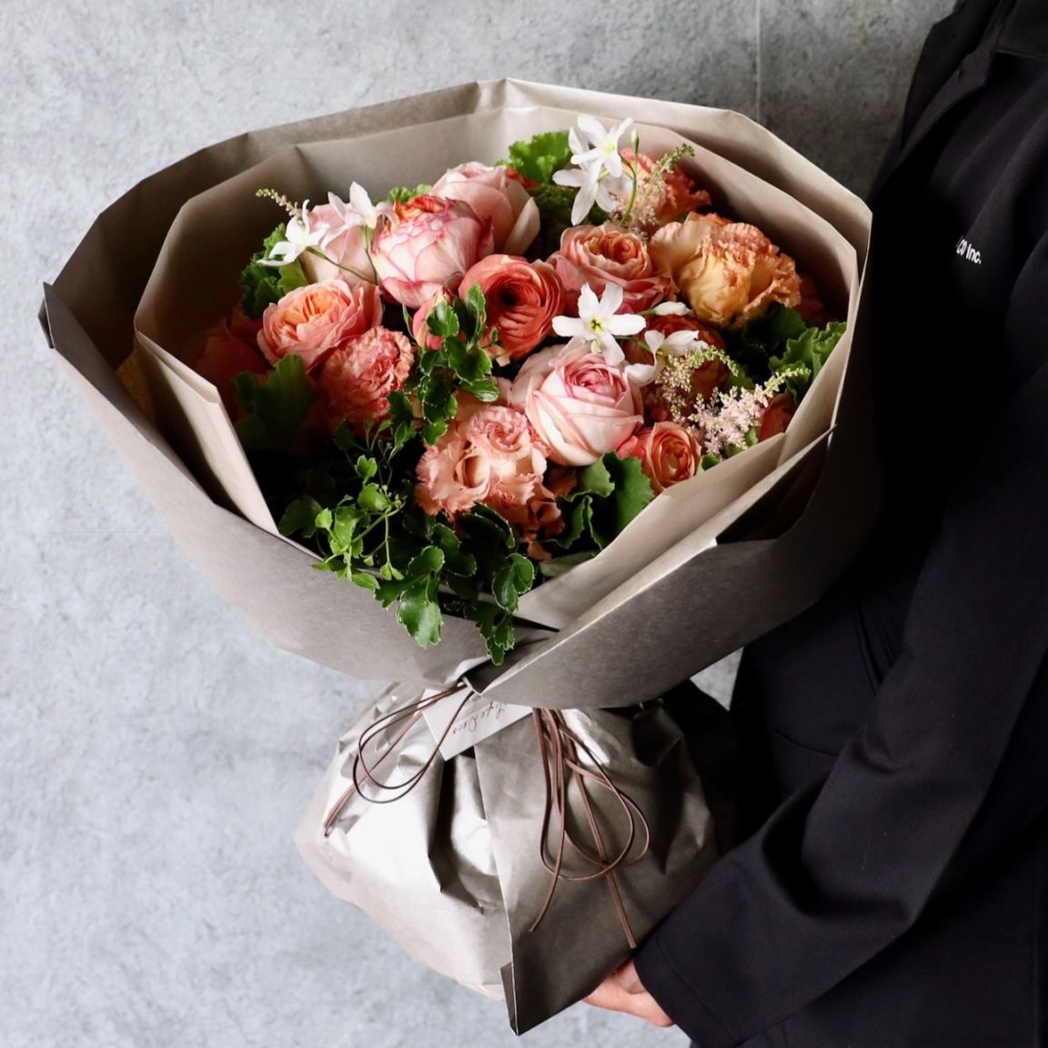 特選花束ML「朱華 hanezu」繊細な彩りが描く、穏やかな華やぎ。