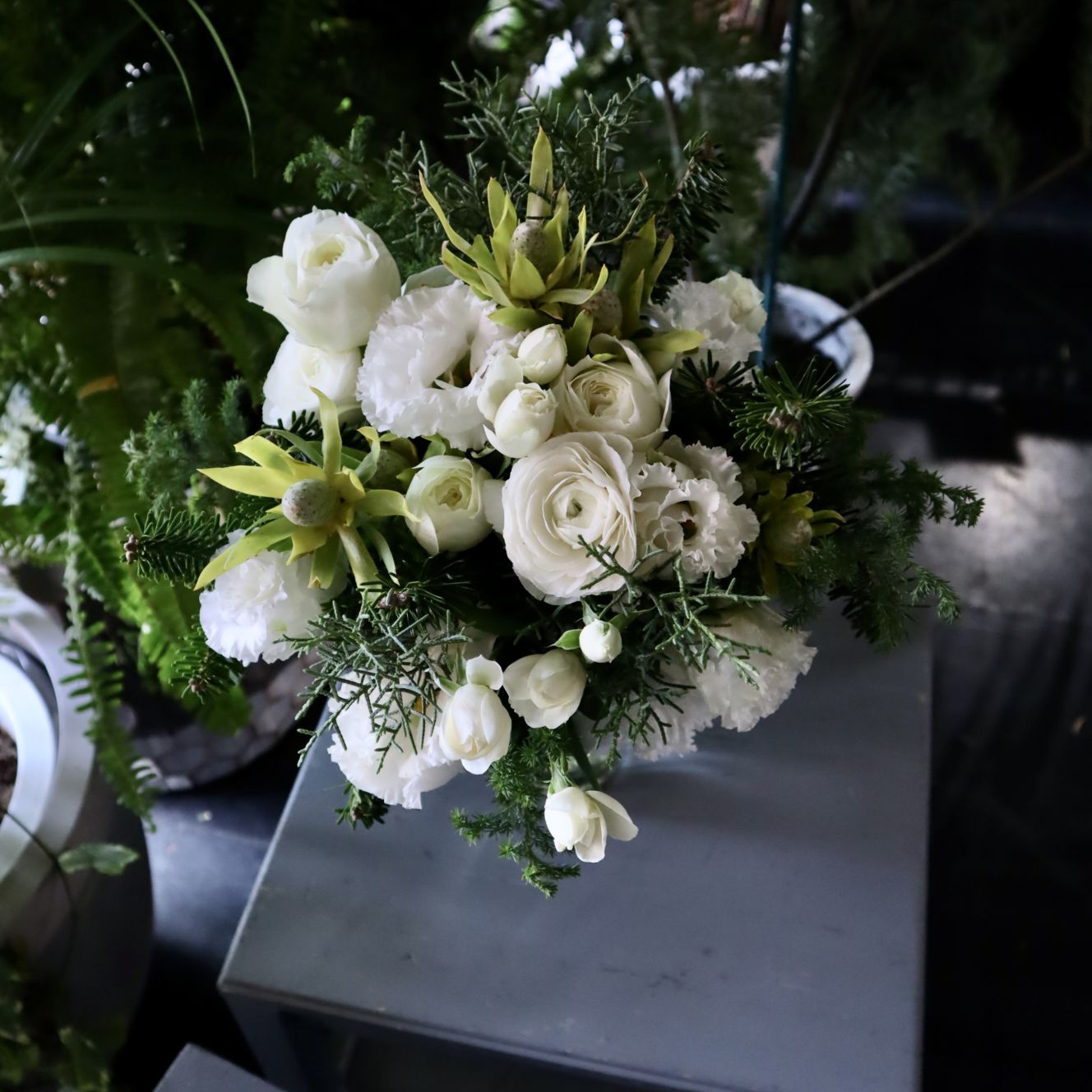 季節限定】11/27～12/25 特選花束M「銀砂 ginsa」深い静けさに寄り添う