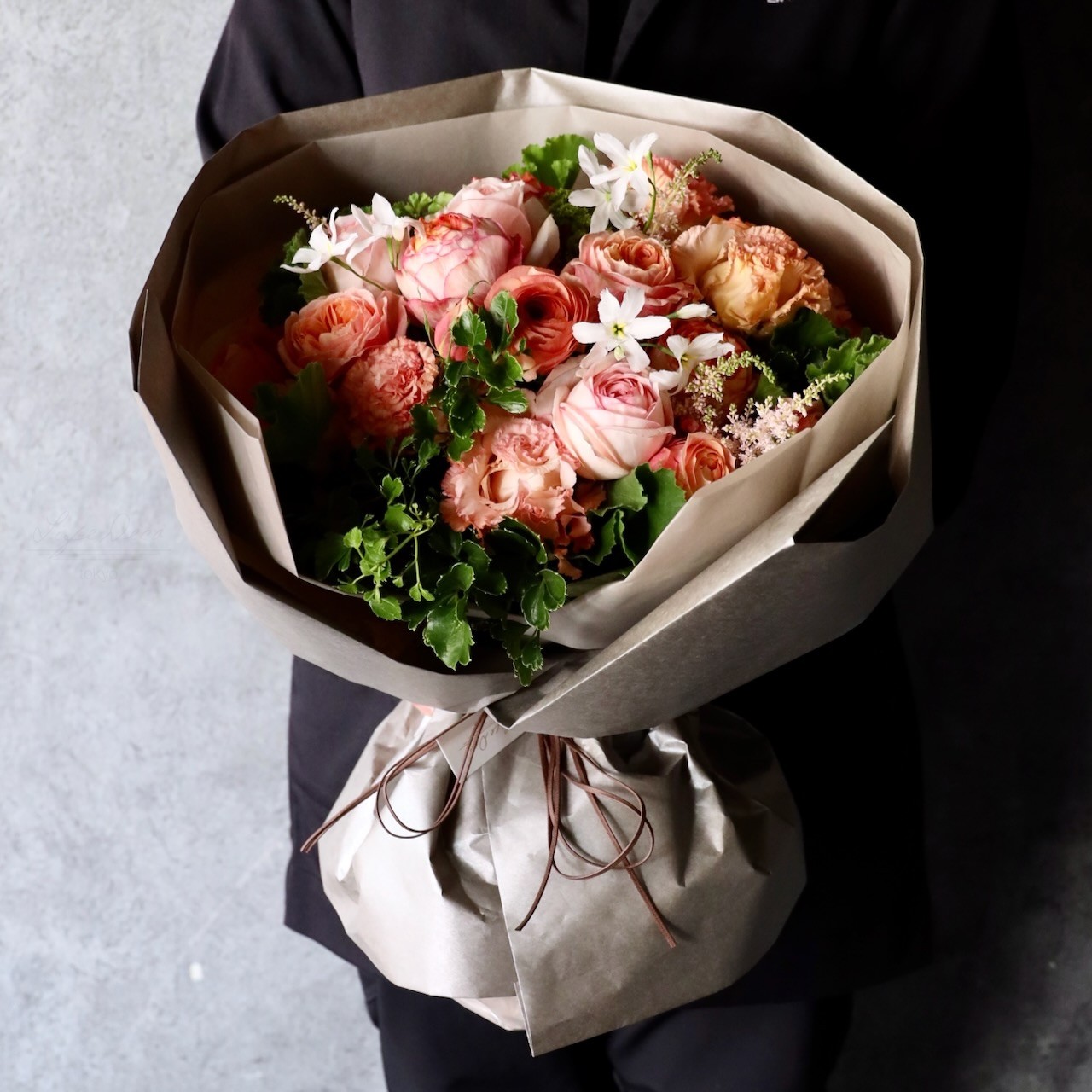 特選花束ML「朱華 hanezu」繊細な彩りが描く、穏やかな華やぎ。