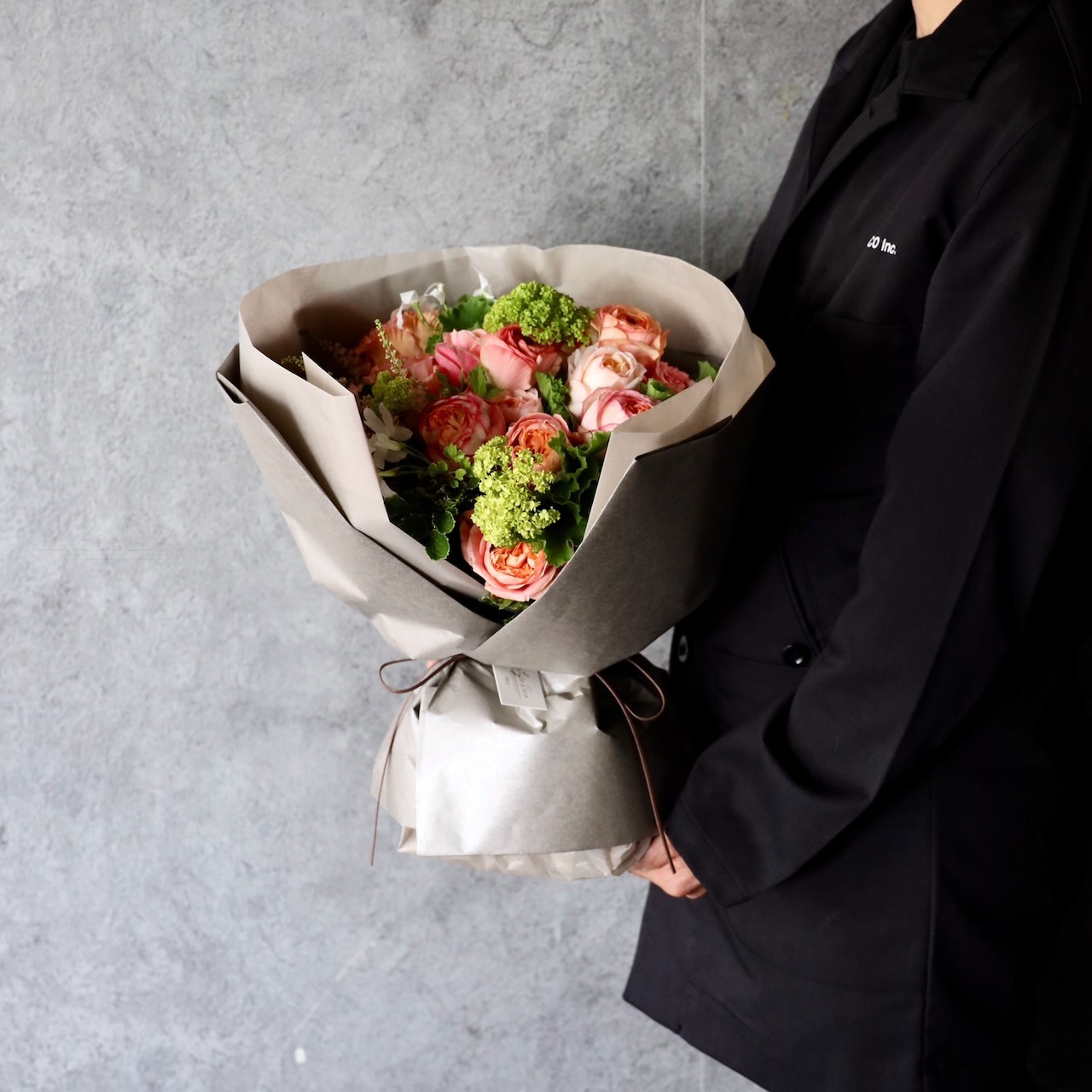 特選花束M「朱華 hanezu」繊細な彩りが描く、穏やかな華やぎ。