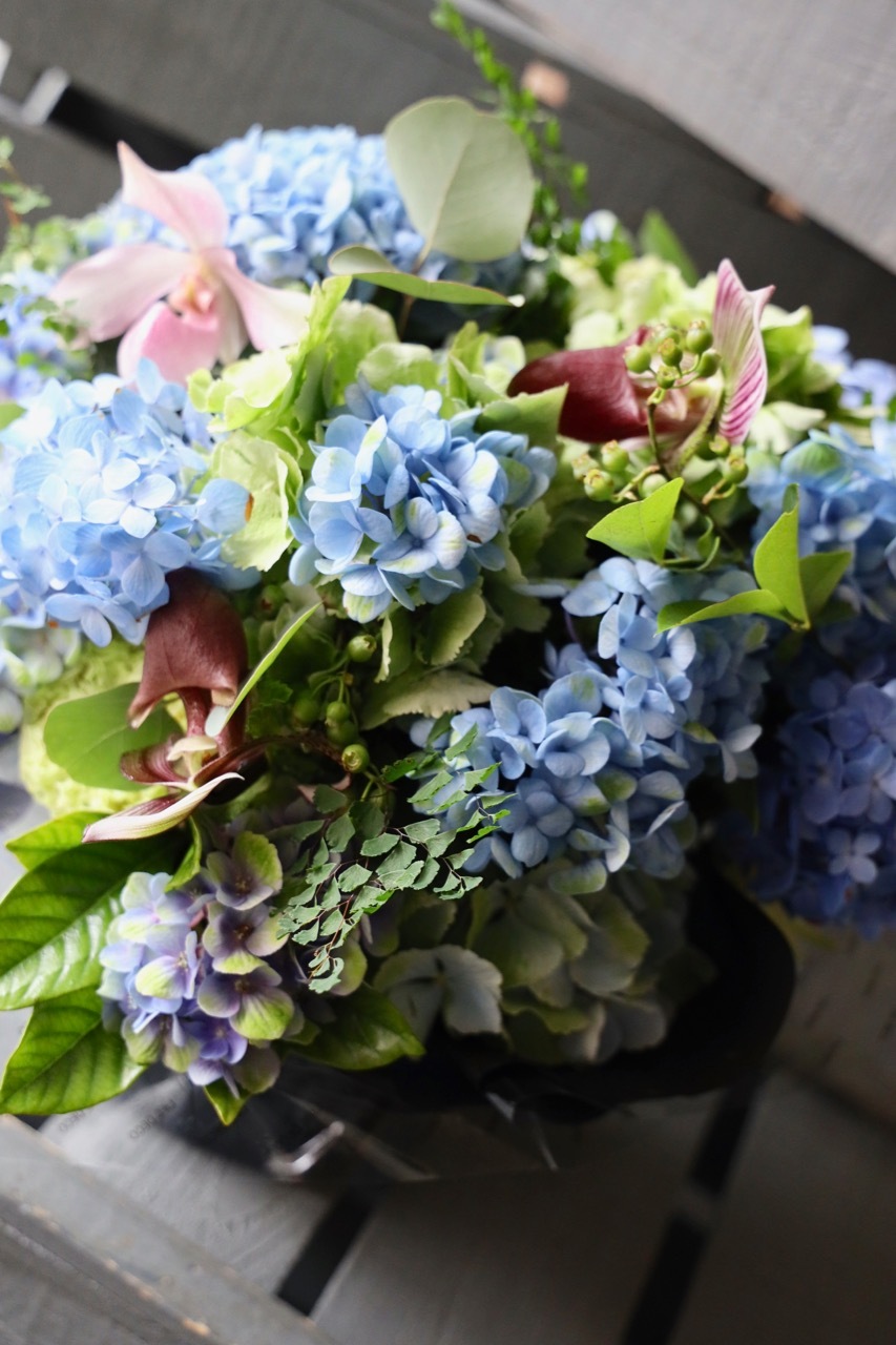 アレンジメント 3l 紺碧 Konpeki 6月の花 季節限定の青色ハイドランジアとパフィオのアレンジで個性的に 季節限定 5 25 7 25 季節のおすすめ 月別 6月 ライフデコ南青山のフラワーギフトをオンラインショップで全国に通販 東京 表参道の花屋lifedeco